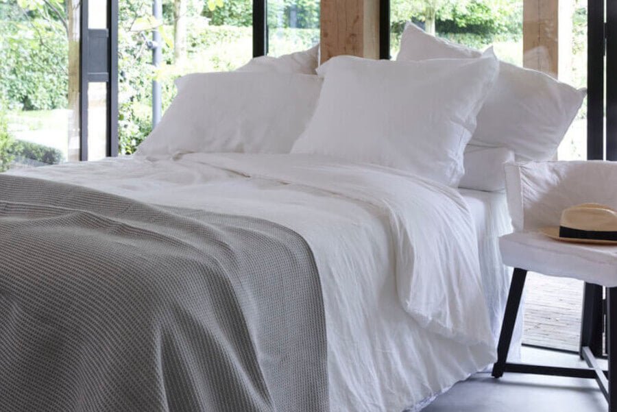 Zeitlose Eleganz in Weiß: Die edle Bettwäsche "Remy" von "Passion for Linen" aus Leinen-Perkal-Baumwolle in der Farbe "Weiß" ist eine klassische Wahl.