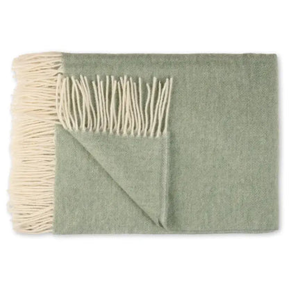 Wolldecke Vandyck Home Bellavita in Smoke Green, gefaltetes Lammwoll-Plaid mit cremefarbenen Fransen und umgeschlagener Ecke
