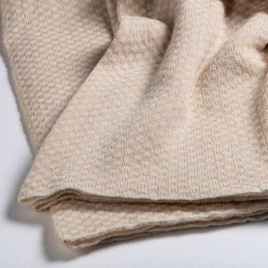 Wolldecke "Seina" von Evelyn Kahle: Das hochwertige gemusterte Plaid in Beige/Gelb ist eine stilvolle Decke.
