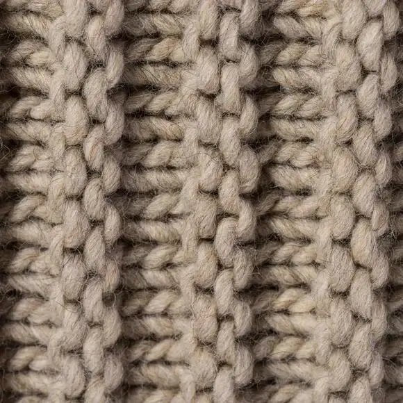 Beige Strickdecke Bergen aus Wolle – kuschelige und weiche Wolldecke für ein gemütliches und stilvolles Zuhause.